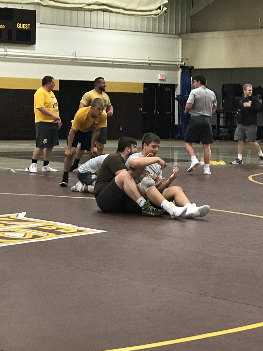 BHHSWrestling's tweet photo. @grathburn65 class of ‘19 and Coach @GrantRathburn class of 14 working at Baldwin Wallace wrestling practice. #hawkalumni #stateplacers #centraldistrict @BishopHartley https://t.co/hl3x0ziFei