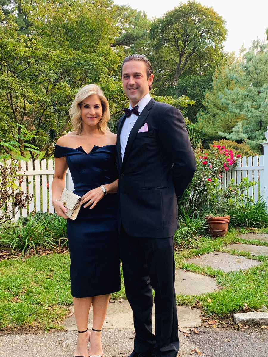 JessKartalija's tweet photo. Supporting the fighters, admiring the survivors & honoring those who lost their lives to breast cancer. Headed to The Pink Tie Ball for @KomenPhilly.
#PinkTieBall #ClassicHollywood #OscarNight #KomenPhiladelphia
@CBSPhilly https://t.co/kfad6OfXFz