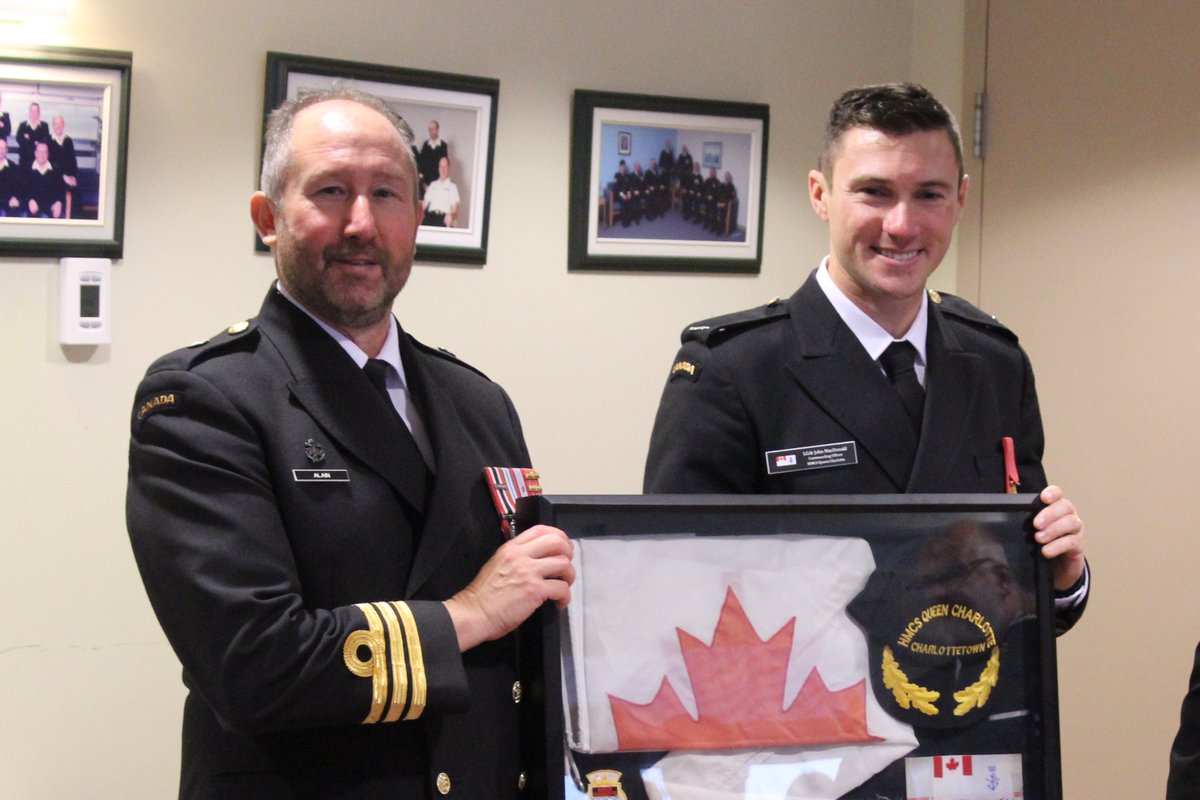 CoC for incoming CO, Cdr MacDonald and outgoing CO, Cdr Alain #RCNavy Parade de changement de commandement pour souhaiter la bienvenue au commandant en second, le capitaine de corvette MacDonald, et célébrer les réalisations du capitaine de frégate, le commandant Alain.#MarineRC