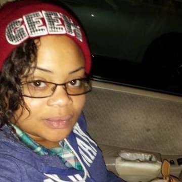 MrJeromeTrammel's tweet photo. 28 year old Atatiana Koquice Jefferson shot &amp; killed by police IN HER HOME! Police was called in the early AM because her door was open.

White officer seen her shadow through the window, told her to put her hands up &amp; in FOUR SECONDS shot her! #AtatianaJefferson #SayHerName https://t.co/y5kkI1o8qY