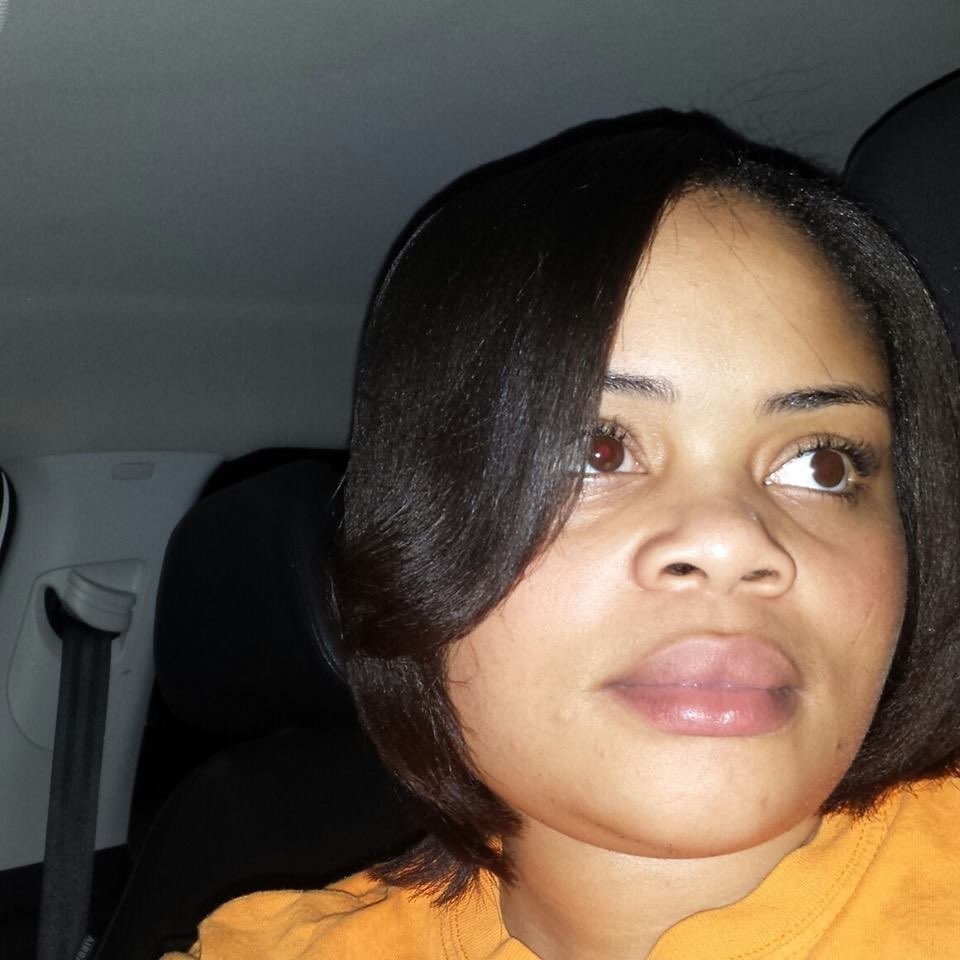 MrJeromeTrammel's tweet photo. 28 year old Atatiana Koquice Jefferson shot &amp; killed by police IN HER HOME! Police was called in the early AM because her door was open.

White officer seen her shadow through the window, told her to put her hands up &amp; in FOUR SECONDS shot her! #AtatianaJefferson #SayHerName https://t.co/y5kkI1o8qY