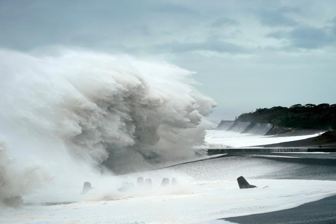 As #TyphoonHagibis wreaks havoc, rugby fans are keeping calm. @DavidWalshST reports from Japan thetimes.co.uk/article/tackli…