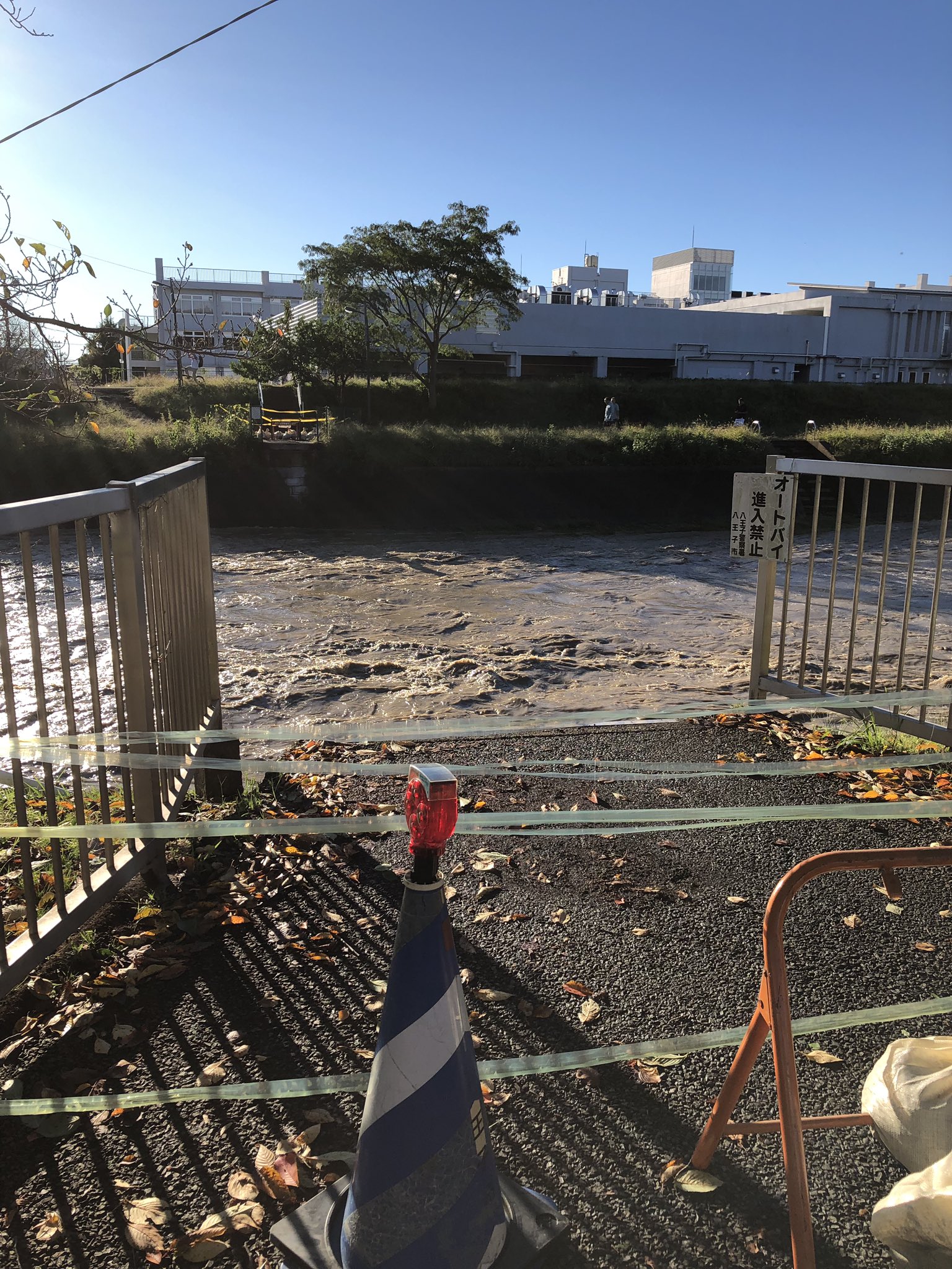 Kana 南浅川の睦橋流されてた 向こうにみえるのが桑志高校 西八王子駅行くのにもこの小さな橋使って通勤通学してた人いたのに 不便になりそう T Co Eifztn90yx Twitter