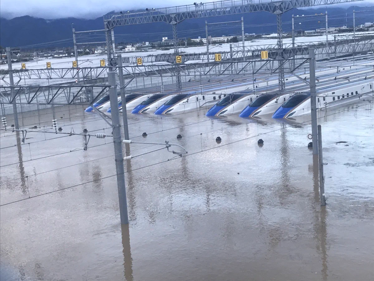 大型台風により長野堤防決壊！10編成の北陸新幹線車両が水没被害