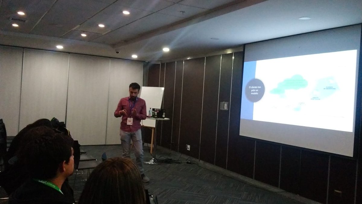 EcoMovistar's tweet photo. José García, Scientific Researcher @TelefonicaCL, conversa sobre el trabajo de un investigador entorno a la Transformación Digital y como situaciones, en las cuales una iniciativa o proyecto que involucre inteligencia artificial, puede verse afectado en su desarrollo. #BDWSCL https://t.co/iM4E6zkXUu