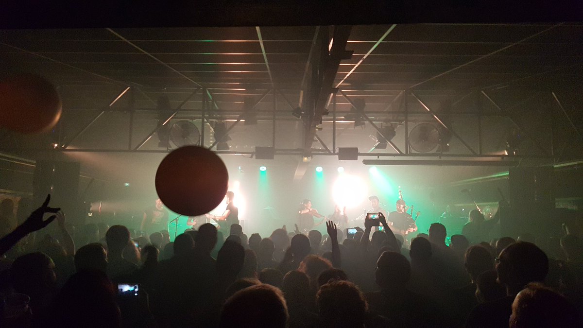MatP___'s tweet photo. Toujours AU TOP chez Paulette ! Grosse ambiance, super groupes, Wall of death et douche à la bière <3
Merci #Celkilt et #LesTroisFromages ! https://t.co/v54pbXXfa2