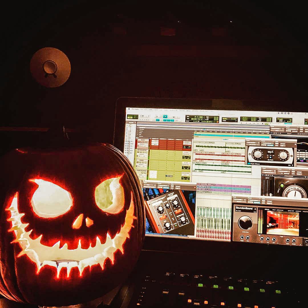Avid's tweet image. 🎃 Track or treat

📷 instagr.am/marioso316
▶️ avid.com/protools
⠀
#halloween #pumpkin #musicmaking #protools #avid