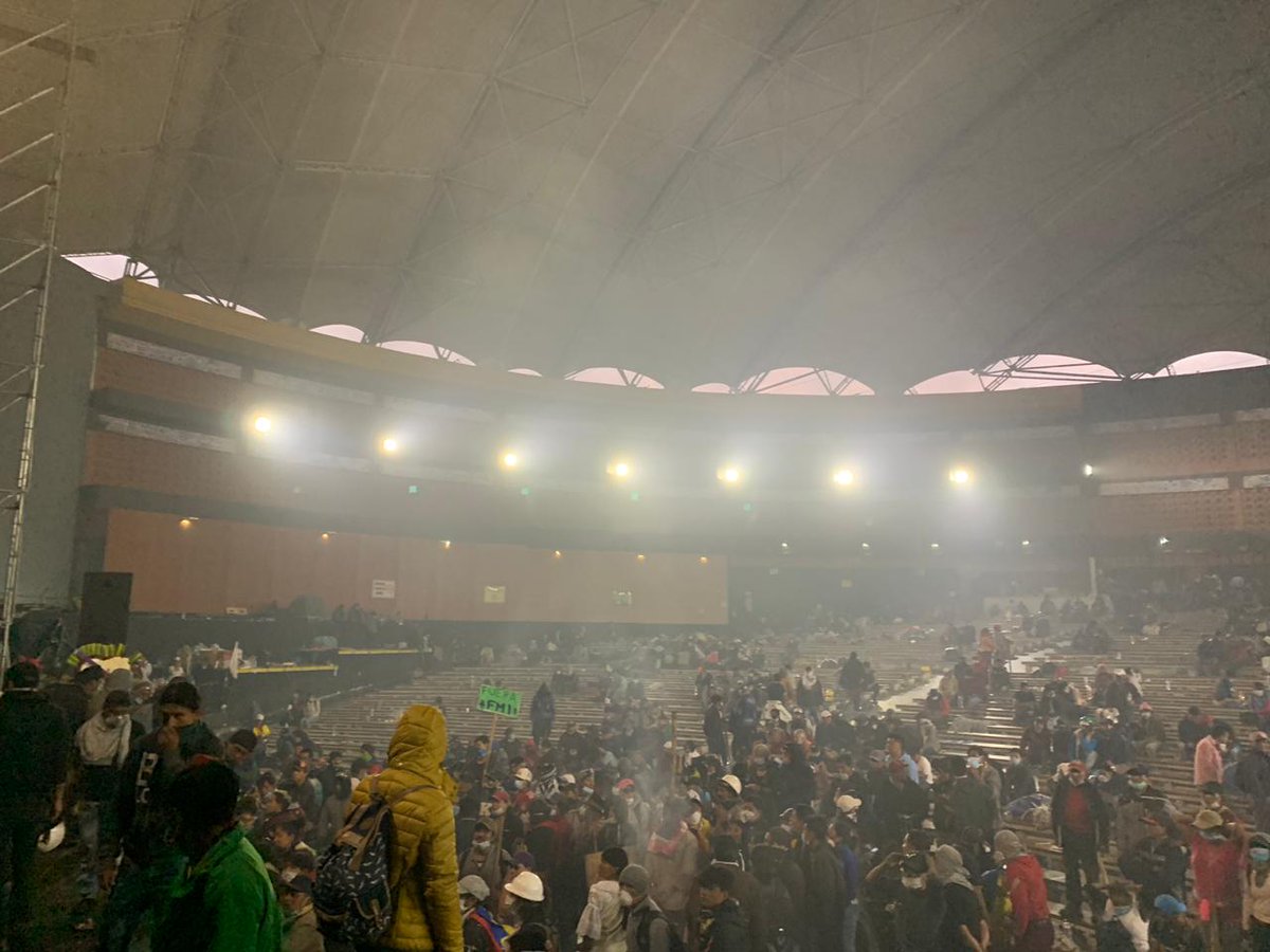 Urgente: agora de la casa de la cultura permanece rodeada por <a href="/PoliciaEcuador/">Policía Ecuador</a>, tememos por la seguridad de cientos de mujeres, niños y hombres bases de la <a href="/CONAIE_Ecuador/">CONAIE</a> que permanecen aquí. Cualquier consecuencia será responsabilidad de <a href="/mariapaularomo/">María Paula Romo</a> y ministro de <a href="/DefensaEc/">Ministerio de Defensa Nacional del Ecuador</a>