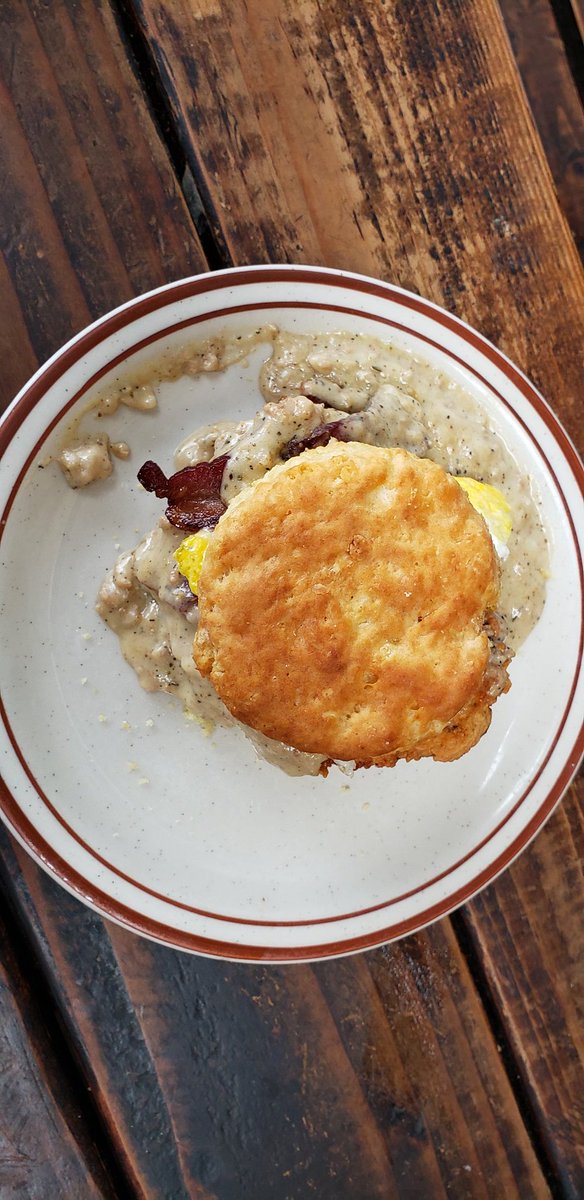 PDXCarla's tweet photo. Birthday weekend for @kugr05 starts at @pinest8biscuits #yum #reggiedeluxe #pinestate https://t.co/1ONdCwhLYC