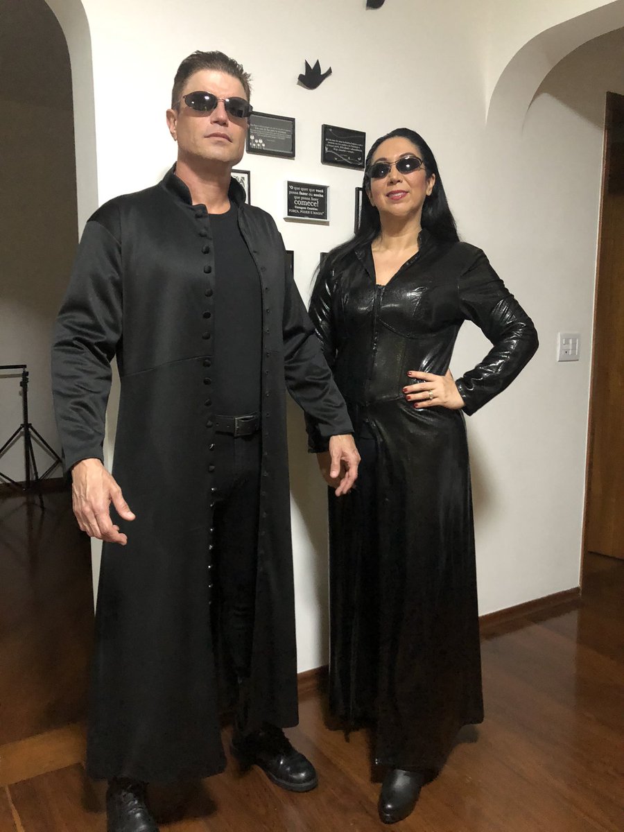 Rakin's tweet image. Meus pais são muito esforçados em fantasias para festas. 

Ai tem eu e a Gi.