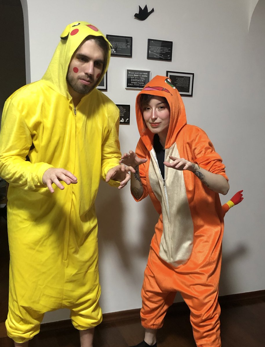 Rakin's tweet image. Meus pais são muito esforçados em fantasias para festas. 

Ai tem eu e a Gi.