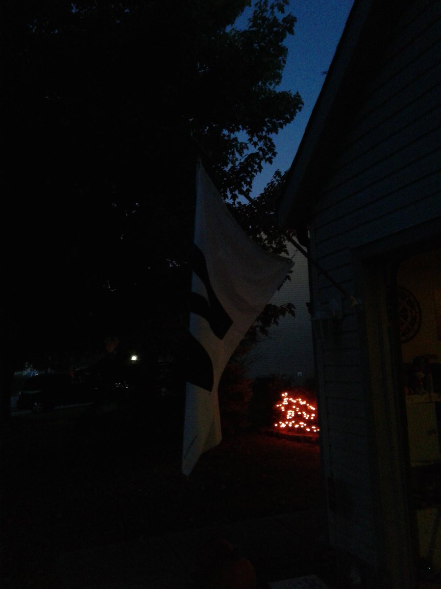 bridge7danny's tweet photo. Flying the W tonight. Fuck STL https://t.co/pNRgBfc1fE