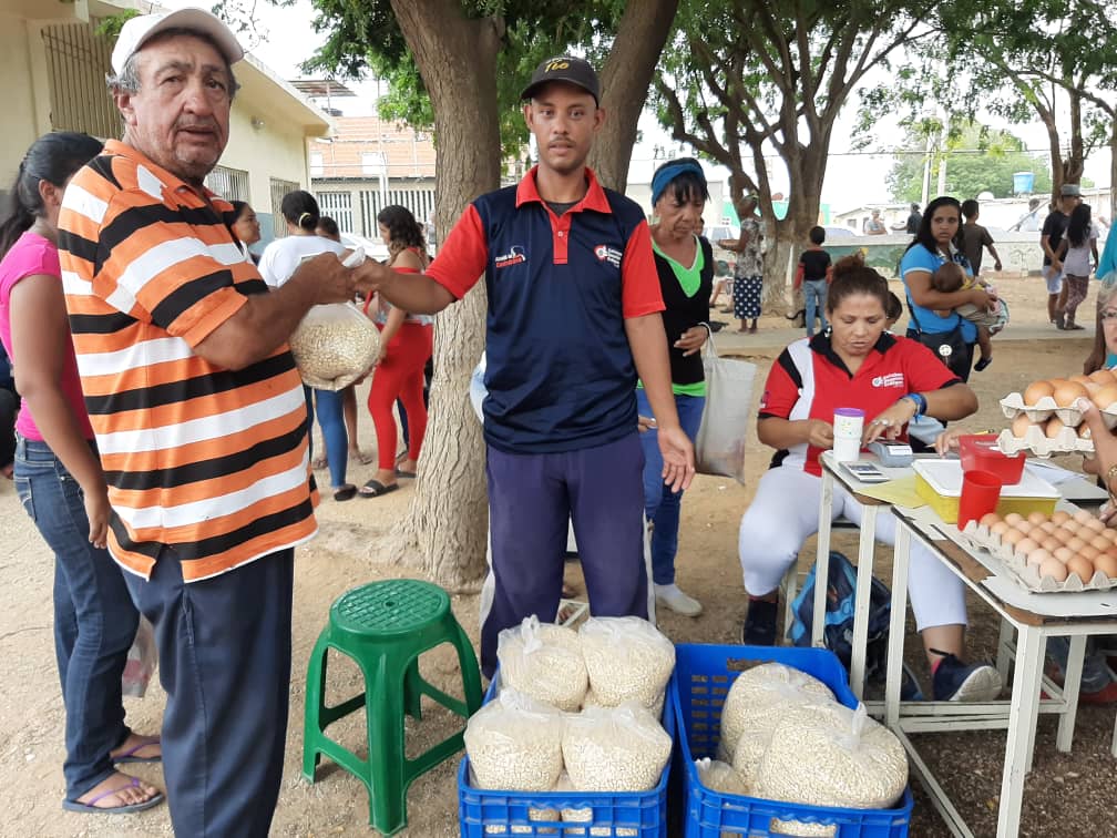 jinettmavo's tweet image. Trabajando cada día para garantizar el derecho a la alimentación del pueblo, #TodosSomosClap en compañía de @MSomosVen, #EPSAlimca, #EPSJosefaCamejo, @MiliciaFANB, @MinppalOficial y @Falcon_Mercal con compromiso y amor a la patria. #VenezuelaIndígena @NicolasMaduro @JFME69