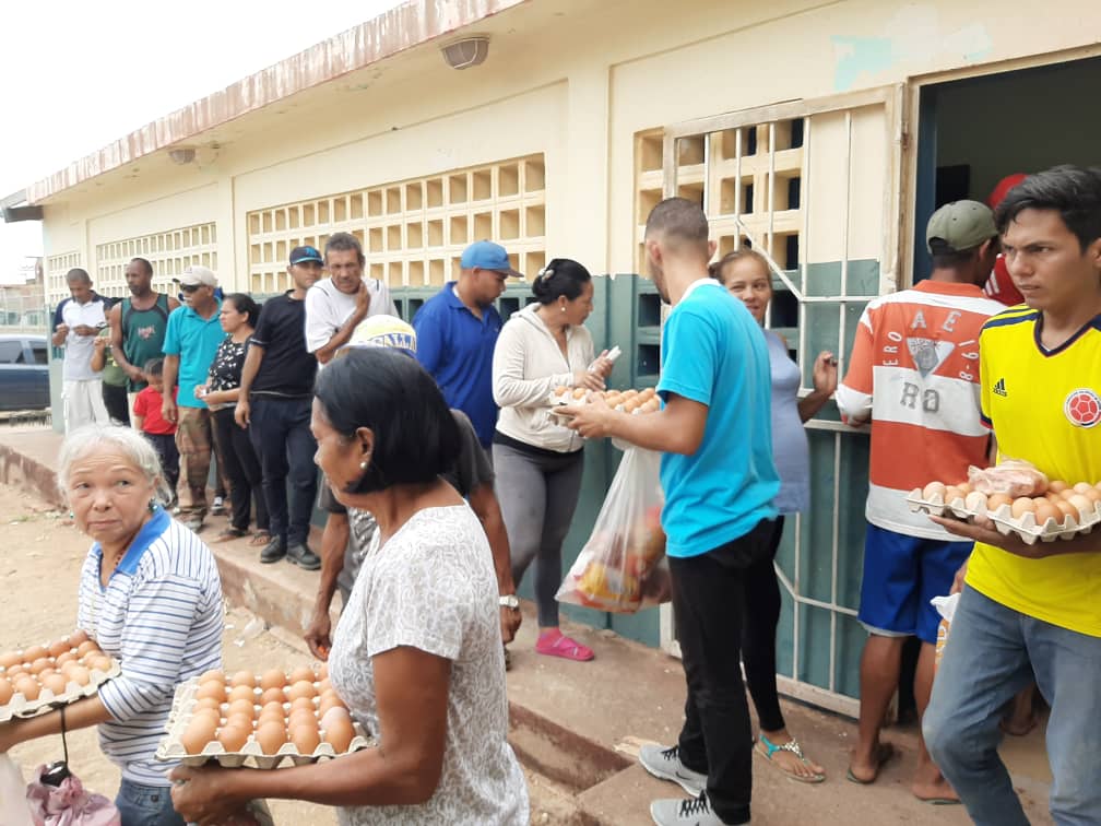 jinettmavo's tweet image. Trabajando cada día para garantizar el derecho a la alimentación del pueblo, #TodosSomosClap en compañía de @MSomosVen, #EPSAlimca, #EPSJosefaCamejo, @MiliciaFANB, @MinppalOficial y @Falcon_Mercal con compromiso y amor a la patria. #VenezuelaIndígena @NicolasMaduro @JFME69