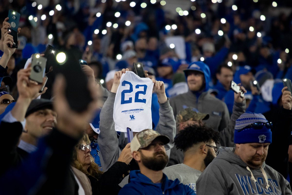 HMitchell14's tweet photo. On an emotional night at Kroger Field, @LynnBowden_1 took over the QB spot for the Cats brilliantly, going 7-11 in the air for 78 yards and a TD, along with 24 carries for 196 yds and 2 TD’s. Coincidentally, UK won the game after a fourth down defensive stand on the 22 yard line. https://t.co/3rhygO6XFw