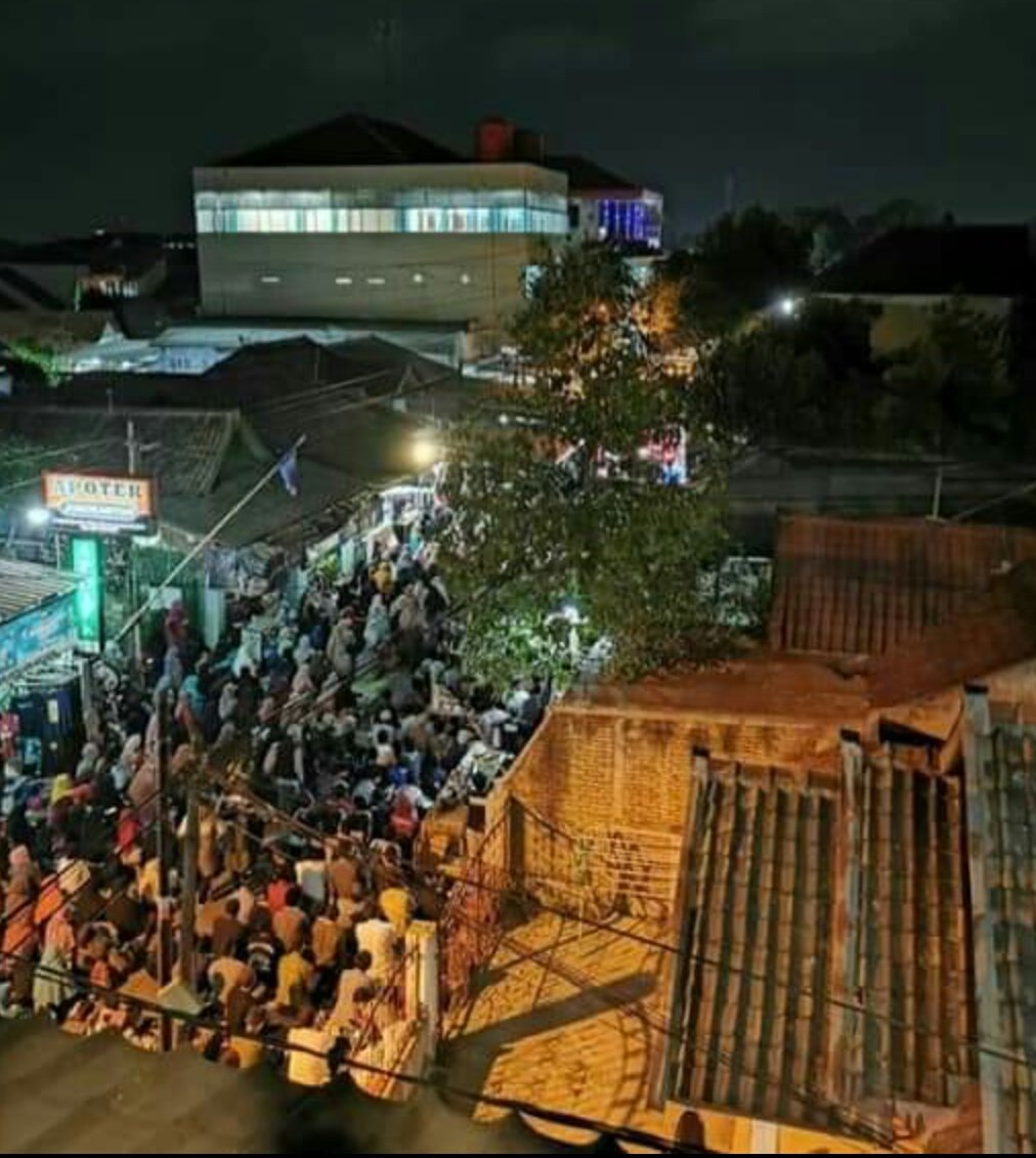 cahyadwi36's tweet photo. melihat reaksi dr penguasa atas kejadian #MuslimUnited2. Jadi teringat perjanjian Hudaibiyah..yg saat itu pihak muslim dilarang dan dihalang2i untuk berhaji, singkat cerita kedua belah pihak bersepakat damai. Elegan tapi menusuk
#MuslimUnited2Pindah
#IngatPerjanjianHudaibiyah https://t.co/wute5sc6oA