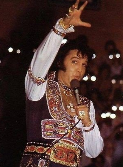 zincink's tweet photo. Elvis & his invisible basketball. #elvis #invisiball https://t.co/cGw8lgDjVy