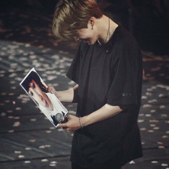 vantends's tweet photo. remember when 2017 jimin saw his 2013 picture and his reaction is so pure. this is literally a visual representation of "you're nice, keep going" https://t.co/3NLdtzf8c0