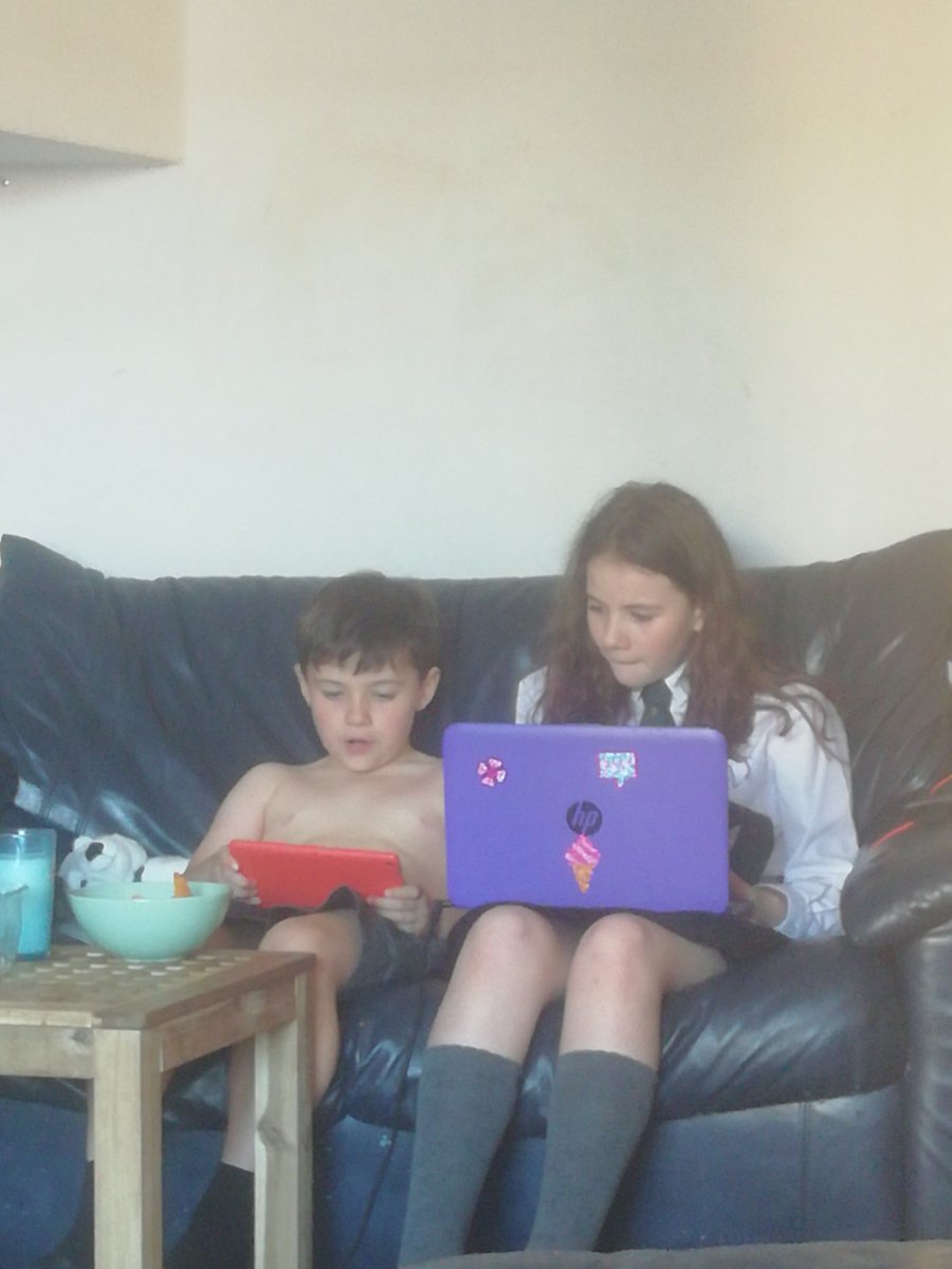 zoe_leighton's tweet image. That rare occasion they're friends #yworld ❤️💙