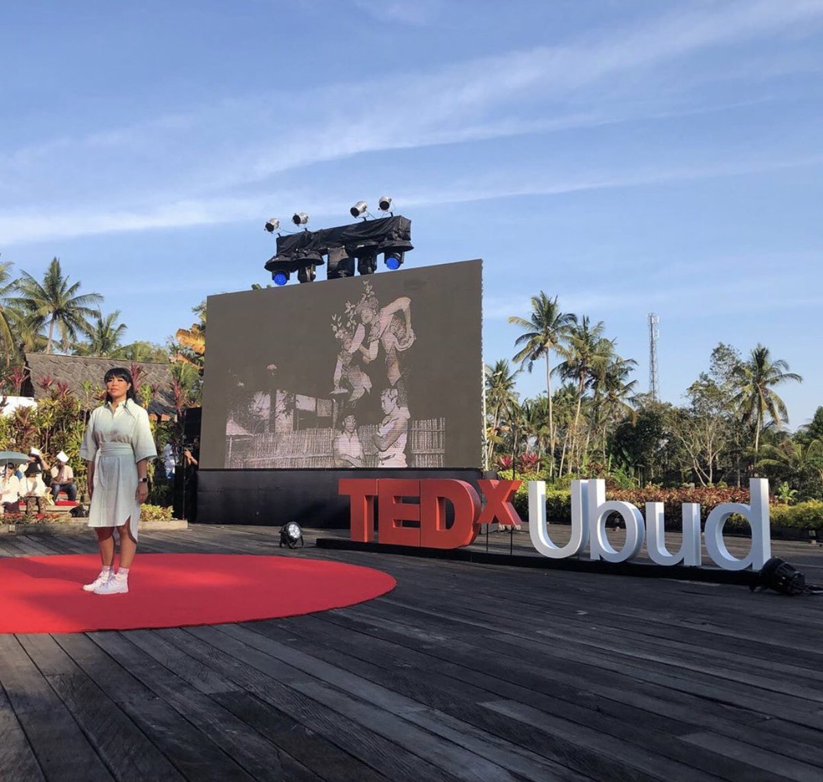 sarasdewi's tweet photo. Praise Sang Hyang Dedari. May this breath of mine, be a servant to Thou. Tat Tvam Asi. #SangHyangDedari #TEDxUbud @TEDxUbud https://t.co/yQqM9EQB55