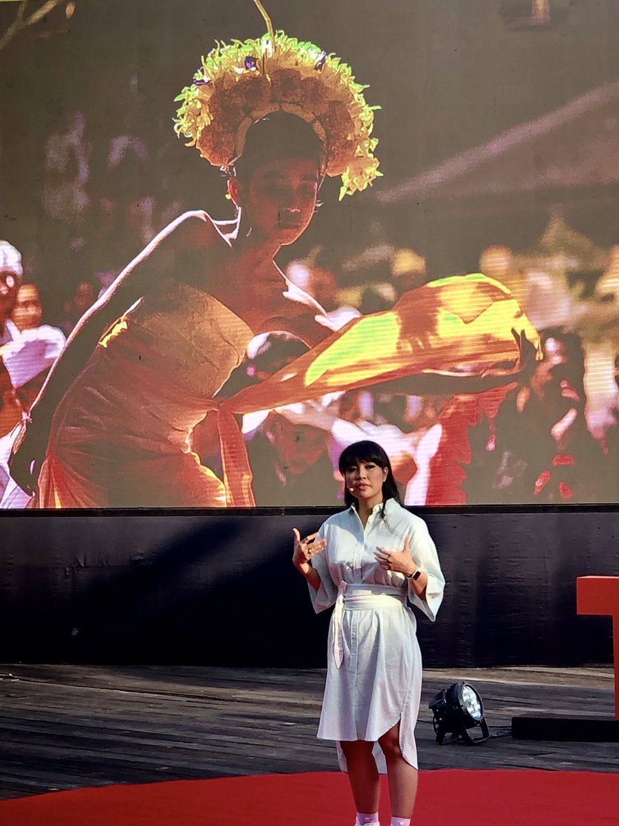 sarasdewi's tweet photo. Praise Sang Hyang Dedari. May this breath of mine, be a servant to Thou. Tat Tvam Asi. #SangHyangDedari #TEDxUbud @TEDxUbud https://t.co/yQqM9EQB55