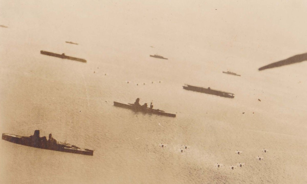 明日の観艦式が中止ということで、仕方がないので以前の観艦式の画像貼る。