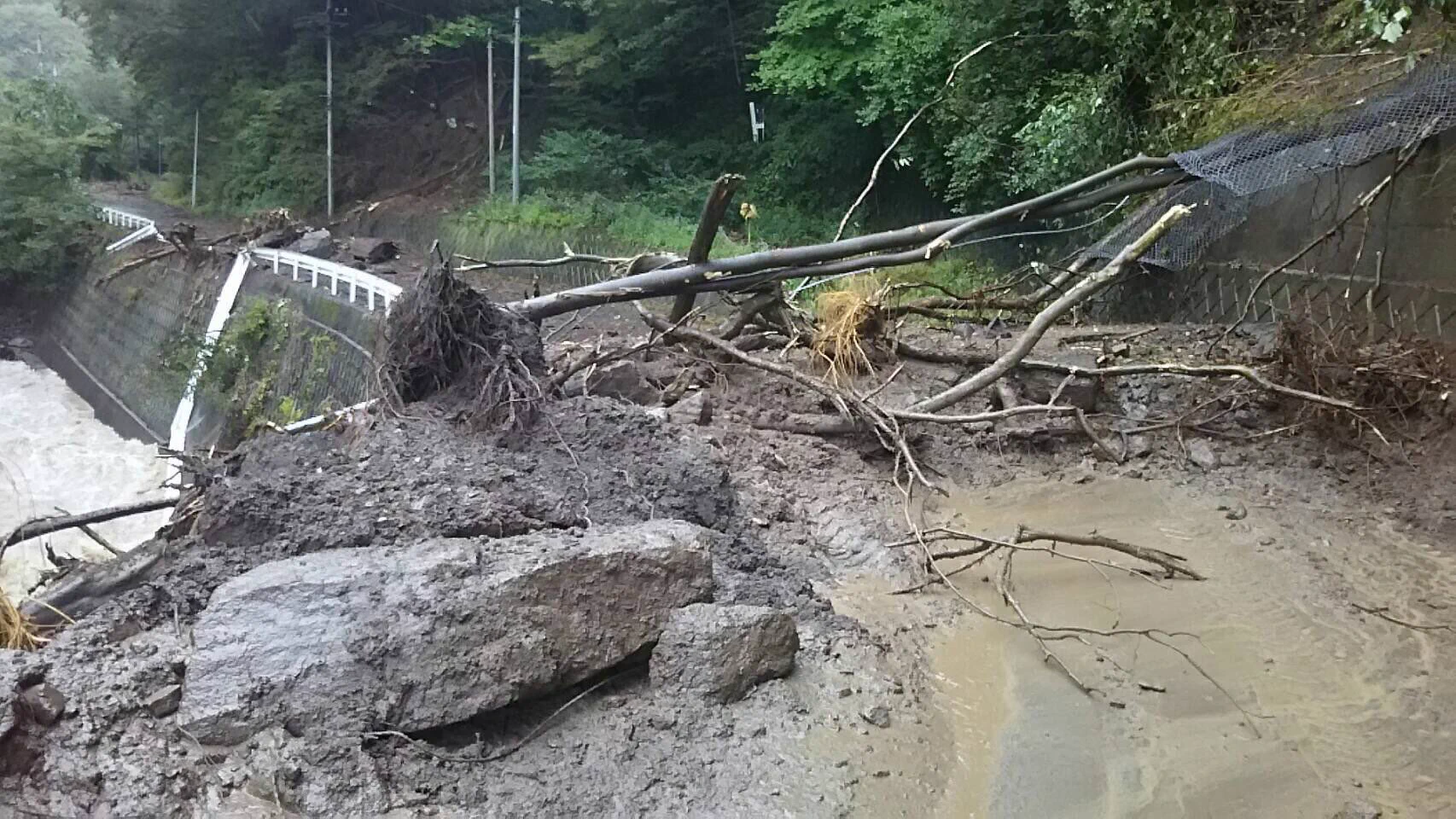 嬬恋村が台風の影響で、孤立状態・道路が寸断・停電・断水！！一刻も早く救助を!!!