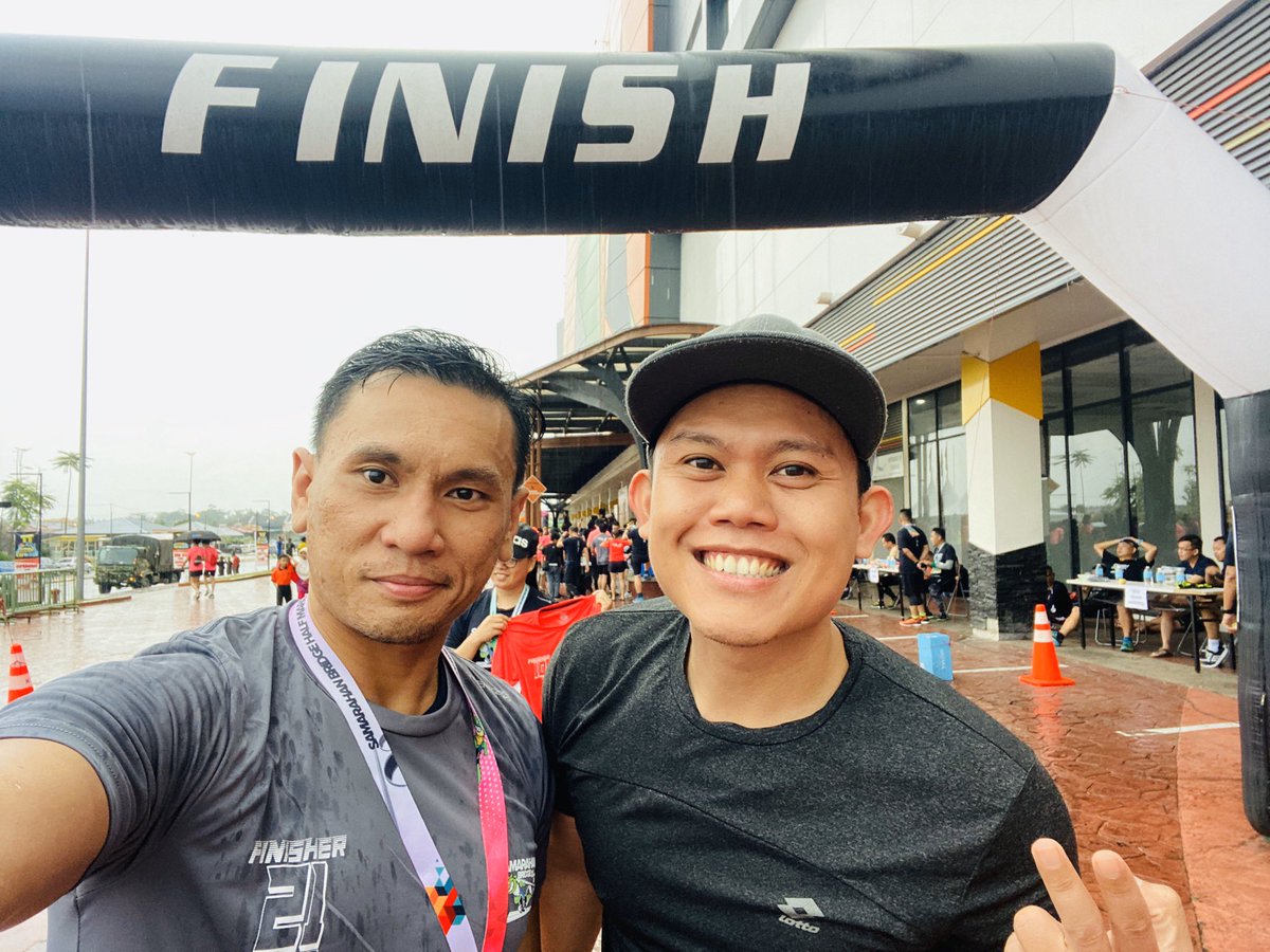 Done Samarahan Bridge HM. Again ran in the rain 😩. Last HM of the year. Glad there was a slight improvement in time. Try again next year I guess 🏃🏼💪🏻. Thank you @RoyzTengku for the picture 😬 #run #runningmotivation #bulansukannegara