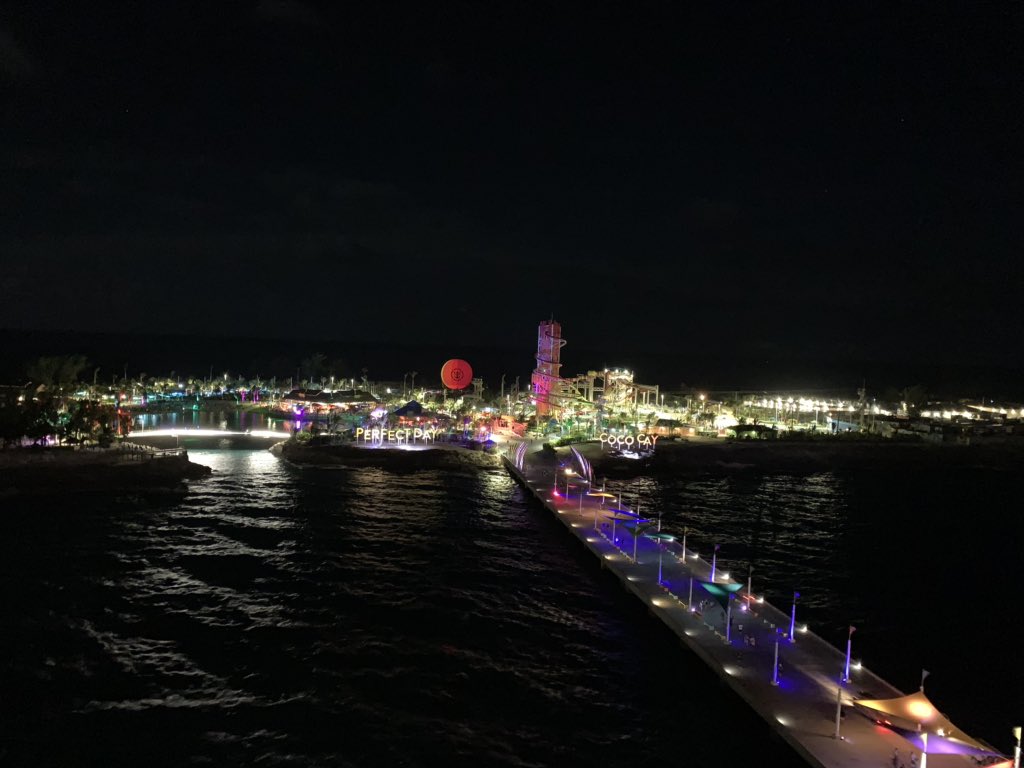 mikeoc163's tweet photo. Coco Cay at night is a whole new level of awesome, especially with fireworks and a full moon..  loyal to @RoyalCaribbean   #CocoKay #CocoKayatnight #NavigatoroftheSeas @JamesVanFleet https://t.co/1eCc3N7R4F