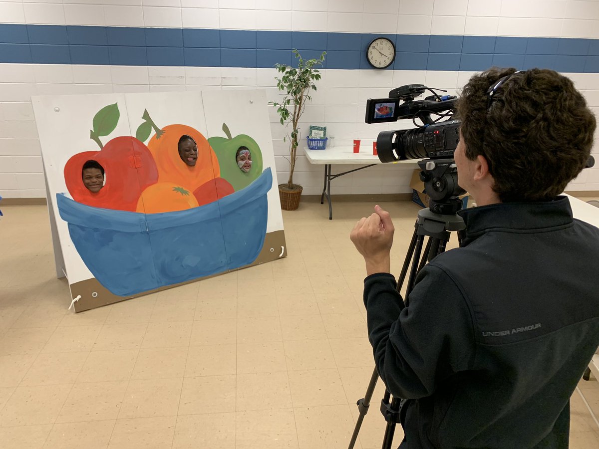 misterkewi's tweet photo. Thanks to @WXXV25โs Grant Chighizola for coming to cover the 2nd Annual โThank Youโ Festival for Loaves & Fishes in downtown Biloxi Saturday night! Look for his story Sunday! #thisistheplace #yourlocalchoice #WXXV25 #loavesandfishes #BiloxiMeals #StreetcarPR #ridewithus https://t.co/NQQWFR2i9e