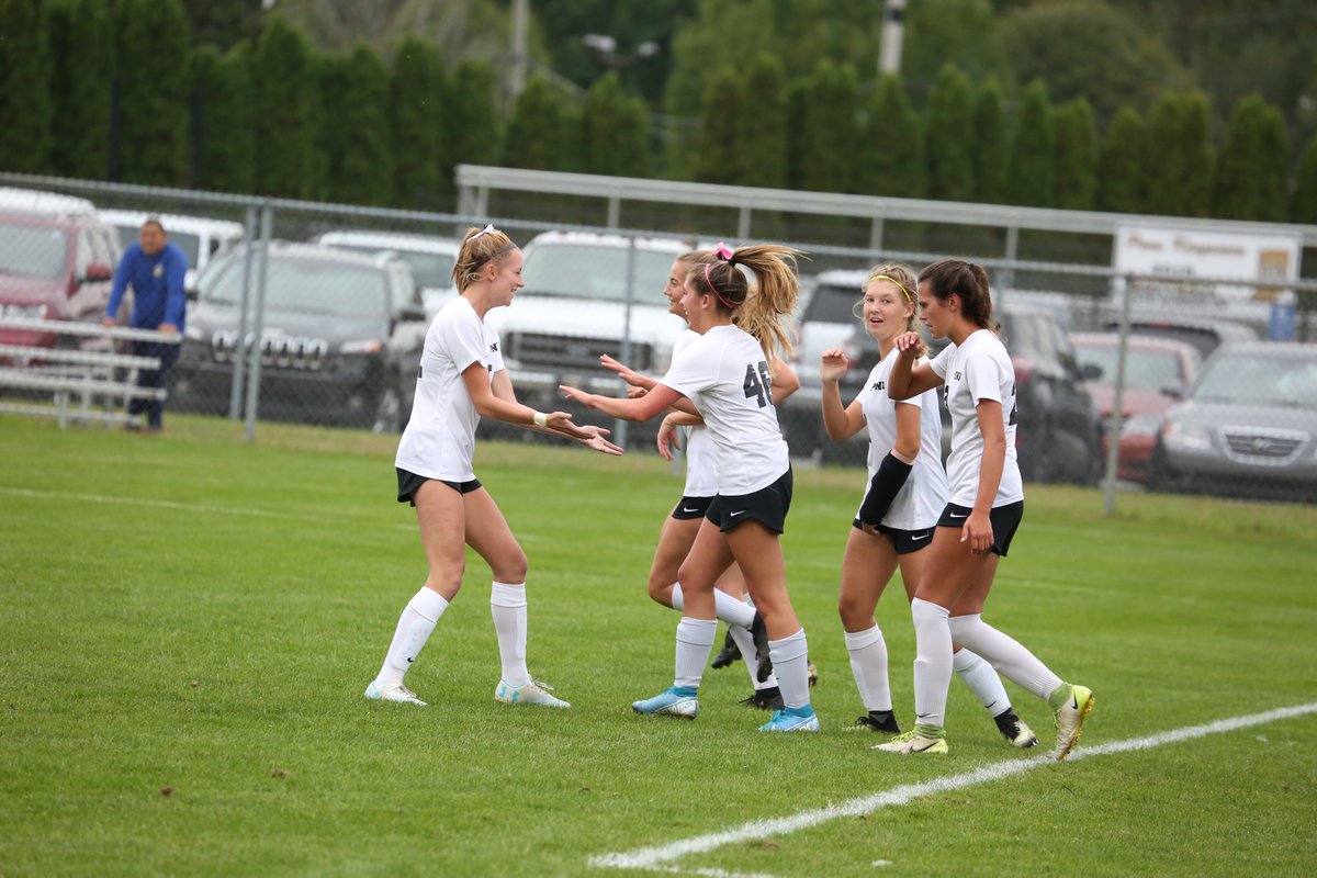 The_Pennant's tweet image. Penn's Brooke Neal won an @IHSAA1 individual Sectional Championship in Cross Country on Saturday morning, &amp;amp; helped the Kingsmen win the team title, and helped Penn win an @IHSAA1  Sectional Championship in Girls Soccer Saturday night. #twotitlesoneday