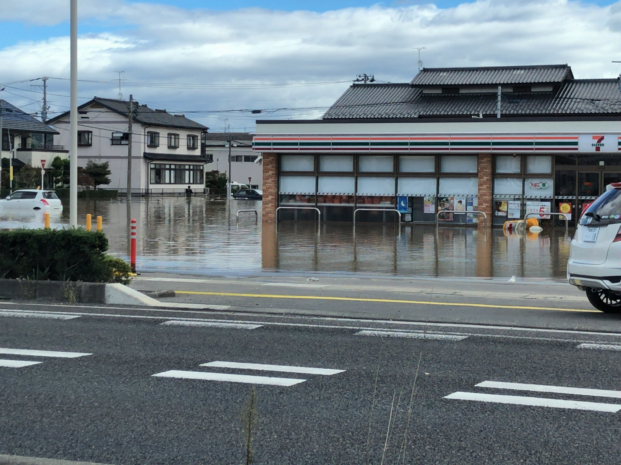 けんすけ 本宮市の安達太良川安達太良大橋付近も氾濫し4号線は混雑しています T Co C2xcdz8qgw Twitter