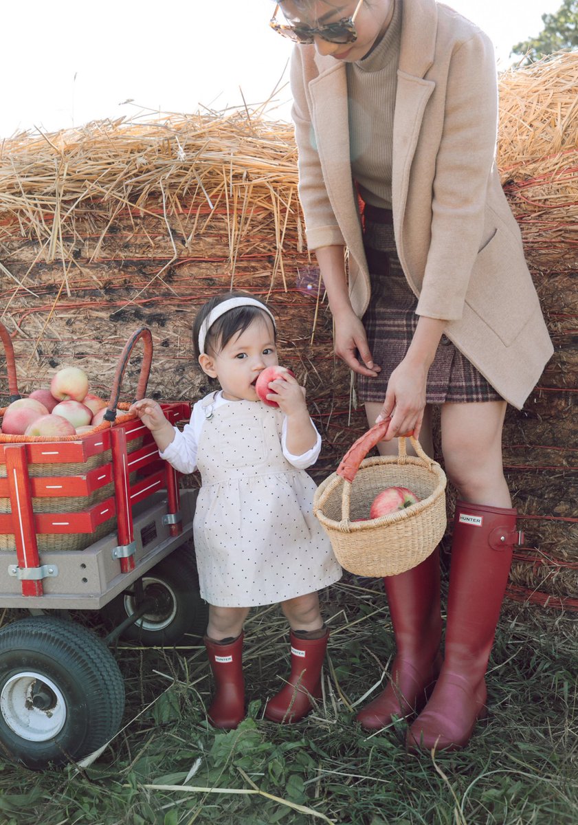 Littlest apple of my eye 🍎❤️ (p.s. my Hunter boots are 40% off!) extrapetite.com/2019/10/mommy-…