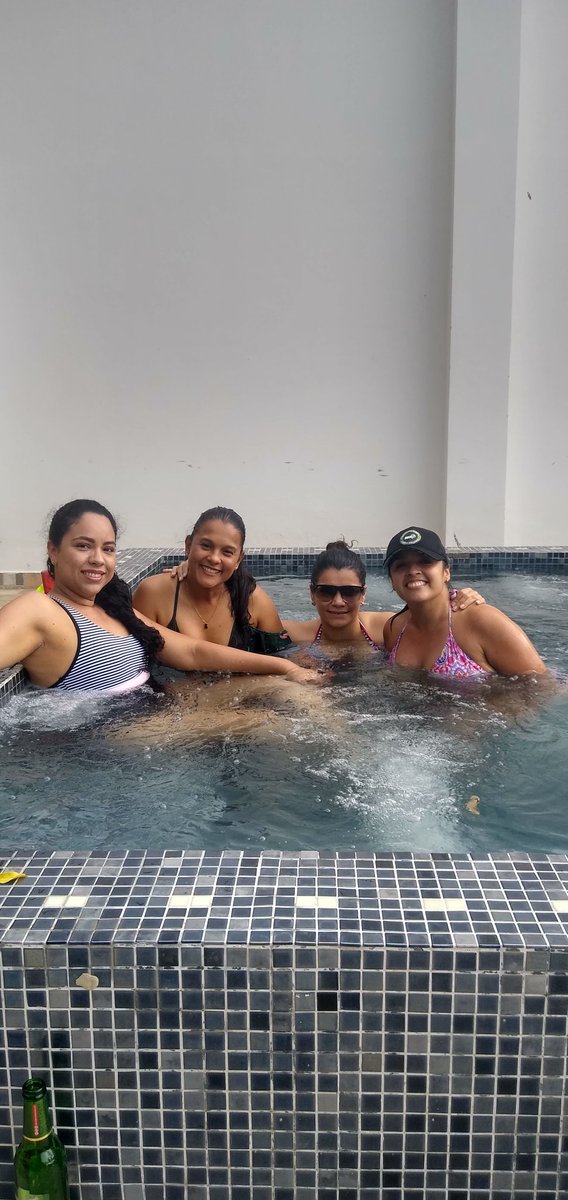 franchesco2505's tweet photo. Un buen sábado muy relax con excelente compañía, ya a descansar y pensar en la competencia del lunes. #runningmachines https://t.co/uzQNarWvlS