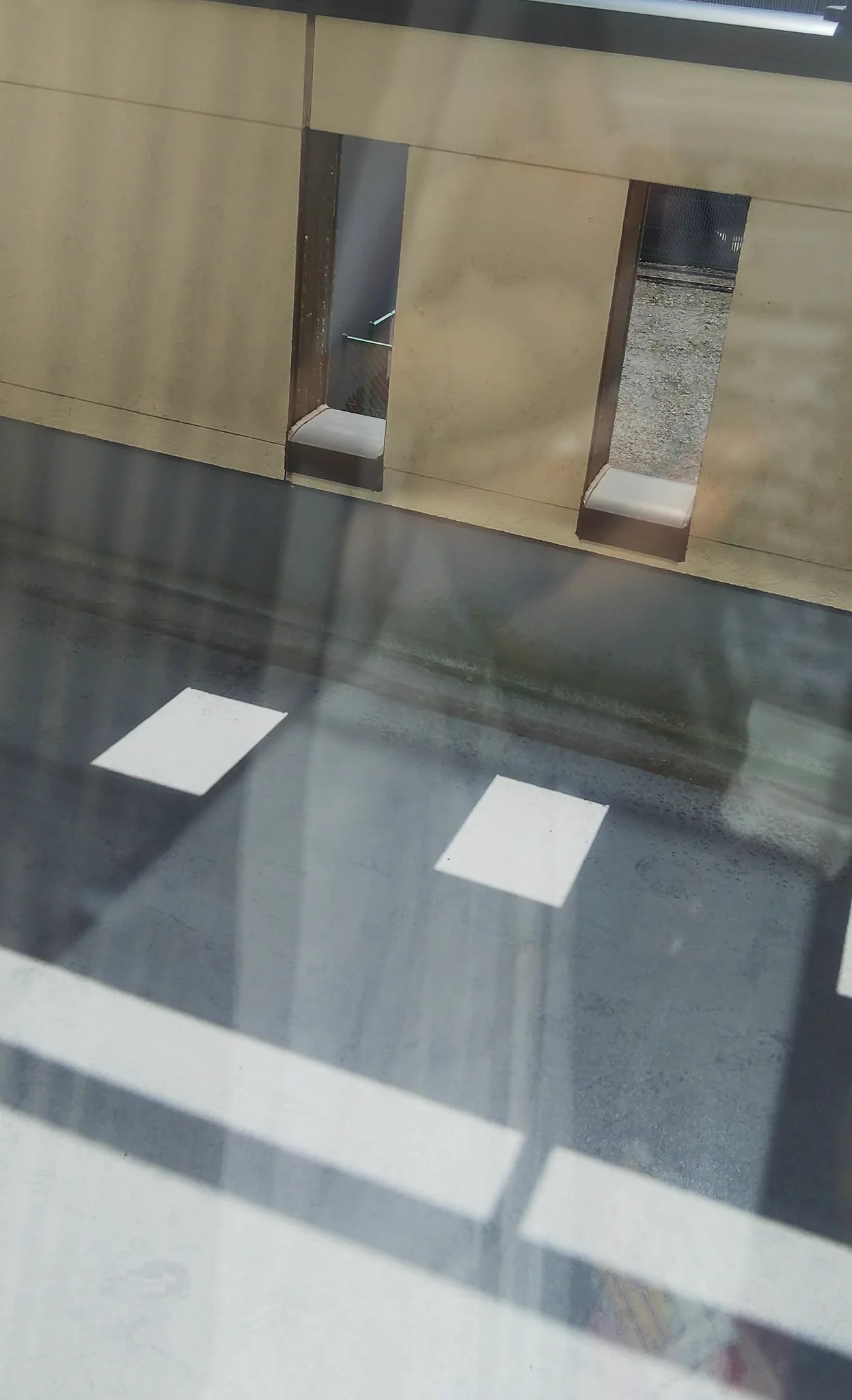 ガムテープ跡にハンドクリームを塗った結果？跡が消えた！