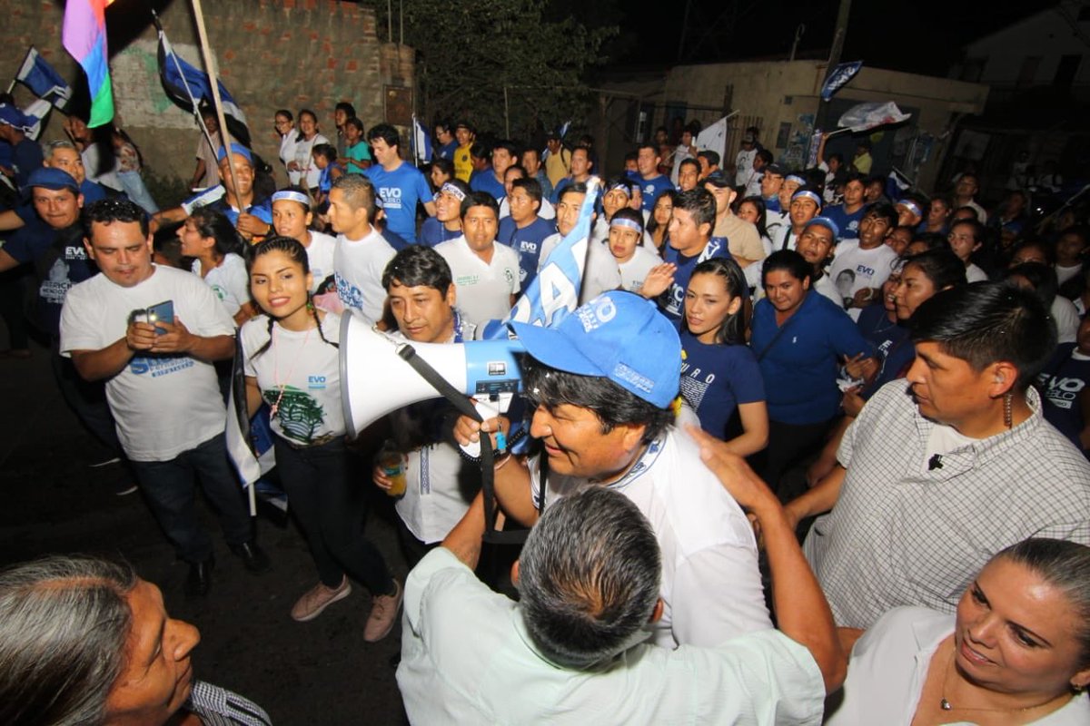 evoespueblo's tweet photo. Nuestra fuerza electoral es la conciencia social del pueblo unido y movilizado por un #FuturoSeguro. Después de los cierres de campaña en #Potosí y #Sucre, participamos en una multitudinaria caminata en el Plan 3000 de #SantaCruz. Muy emocionado y agradecido por su apoyo. https://t.co/J4Jc2bC2wF