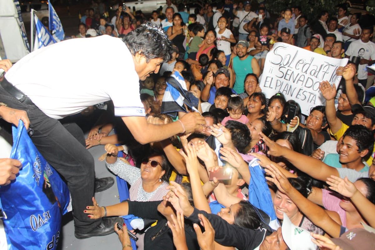 evoespueblo's tweet photo. Nuestra fuerza electoral es la conciencia social del pueblo unido y movilizado por un #FuturoSeguro. Después de los cierres de campaña en #Potosí y #Sucre, participamos en una multitudinaria caminata en el Plan 3000 de #SantaCruz. Muy emocionado y agradecido por su apoyo. https://t.co/J4Jc2bC2wF