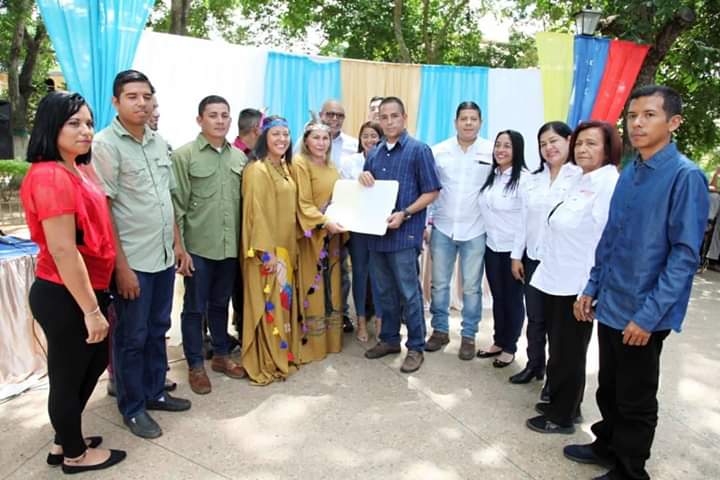 ALCALDIAGUARIBE's tweet photo. alcalde @jesusazocar35 recibe de parte de los legisladores del @Clebguarico acuerdo dónde se enaltece la declaratoria de los carrizos reales como patrimonio cultural del estado Guárico @EduardoPinateS https://t.co/uWCKCxK5rh