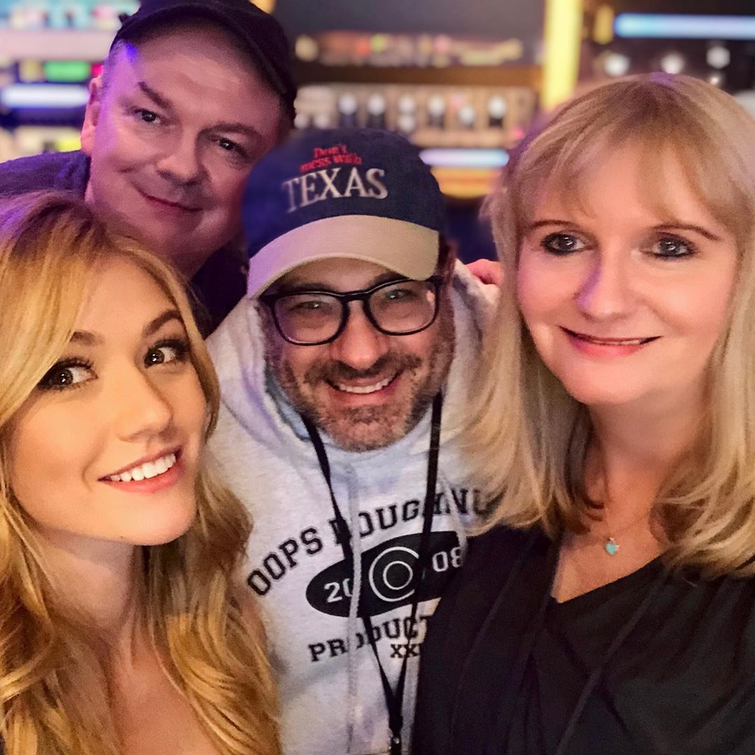 TMI_Uruguay's tweet photo. “I smell creativity.” - Don Draper 🎶🥃👗#staytuned #50sHousewife #MLAAFH 
@mattnalton @andyfickman #TrishaWard #ScottWright @sophie_isaacs_...

The lovely @Kat_McNamara is back at the studio and looks like some new music will be soming our way 😊 #CantWait #ShadowFam https://t.co/EjDbRylMUa