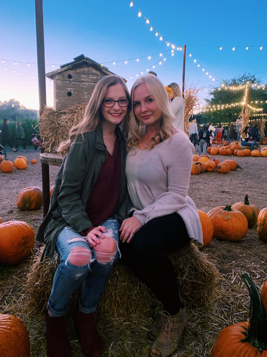 leahbrownlee_'s tweet photo. Pumpkin patch with the gals that have managed to still be my friend after 8 years https://t.co/PNWe7mIbDr
