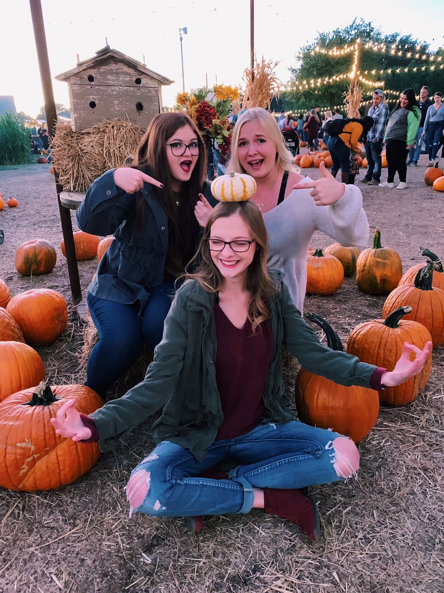 leahbrownlee_'s tweet photo. Pumpkin patch with the gals that have managed to still be my friend after 8 years https://t.co/PNWe7mIbDr