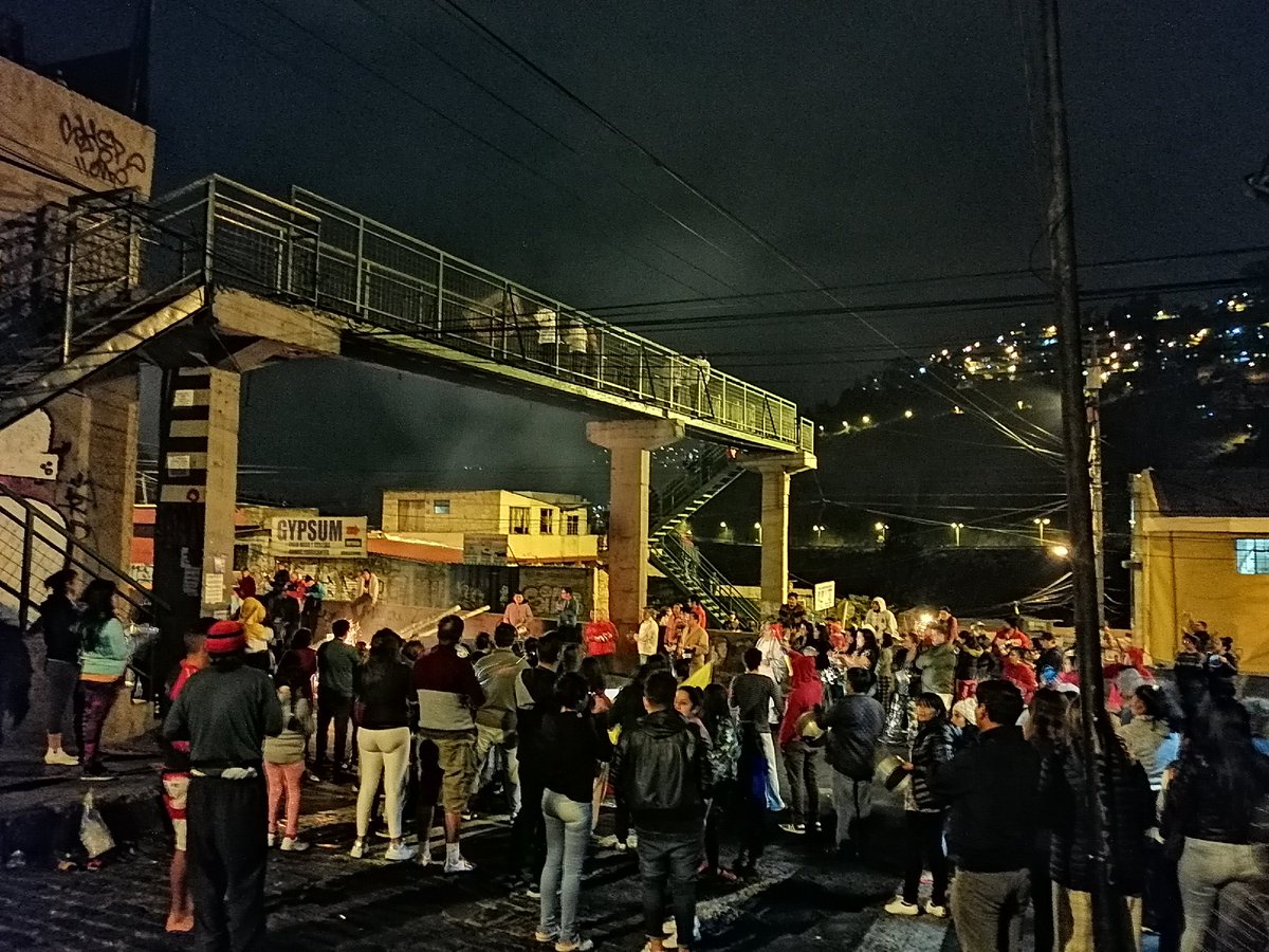 parentesis_ec's tweet photo. #URGENTE | Militares lanzaron una bomba lacrimógena en el pacífico cacerolazo en el barrio Tola Baja, centro este de #Quito.
#ParoNacionalEC #ElParoSigue #EcuadorSOS #AbreParentesis https://t.co/MbjDN2WMBT