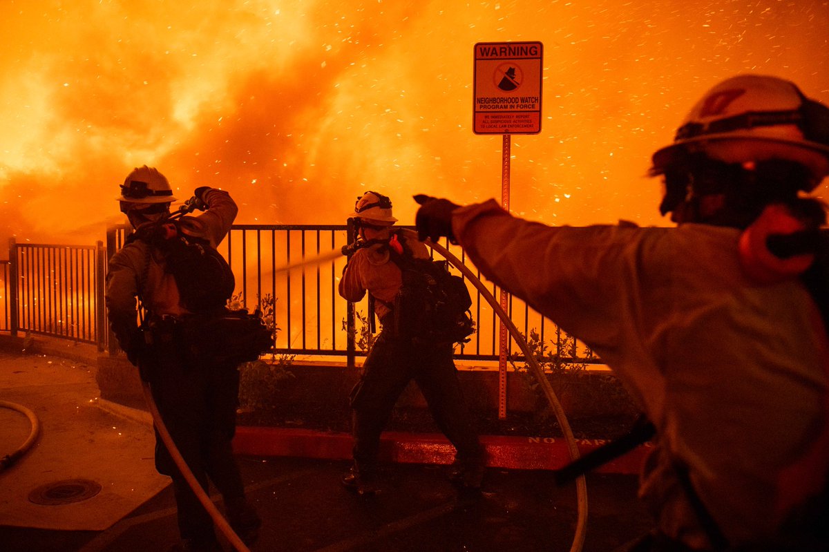 During the first few minutes of the #SaddleRidgeFire, Angeles Firefighters were among the first on-scene to protect lives and property. We’re grateful to serve the citizens of Los Angeles County.