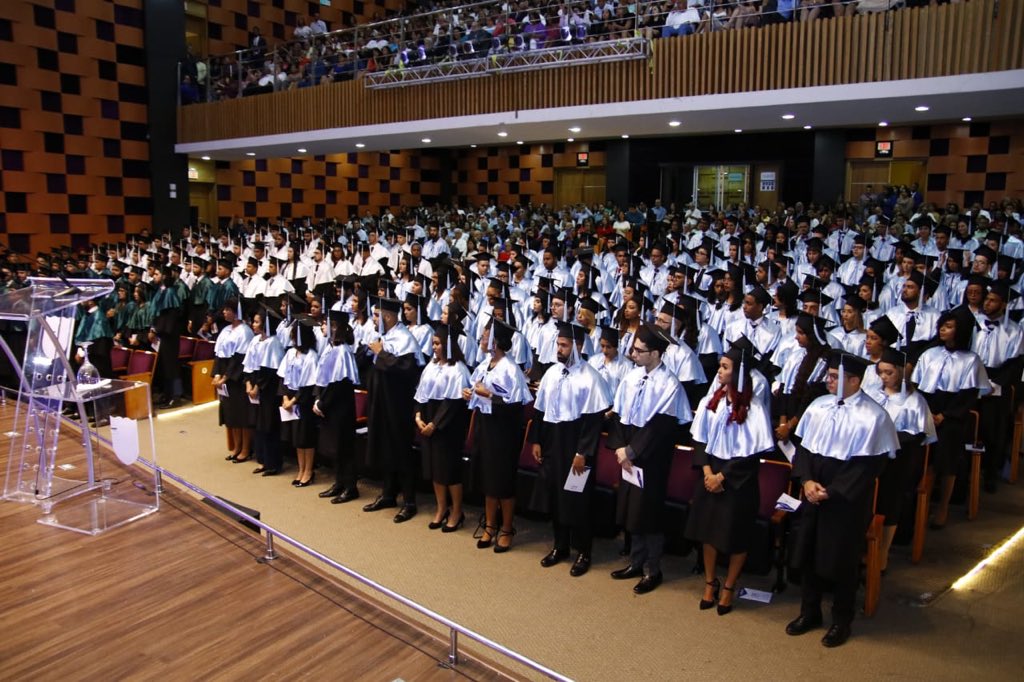 UNAPEC's tweet photo. Cerramos con broche de oro toda una jornada de graduaciones, de sueños cumplidos y metas alcanzadas de 675 graduandos junto a sus seres queridos #OrgulloUnapec https://t.co/iH1uyMi08v