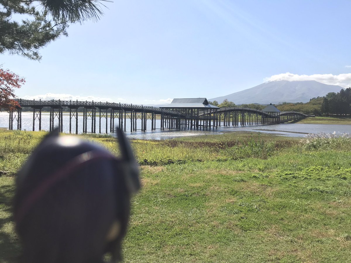 鼻スフレ 鶴の舞橋 正面は津軽富士こと 岩木山です