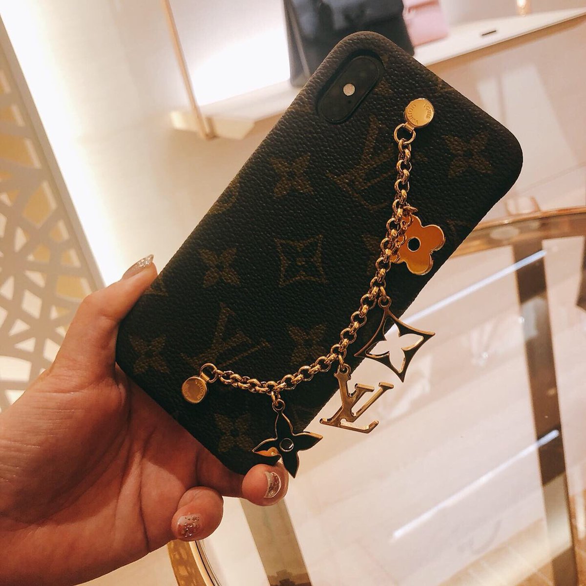 中山茉莉のファッションな日々 ルイヴィトンのスマホケース 銀座 以前買った物 ルイヴィトン Lv スマホケース 銀座 チャーム 可愛い