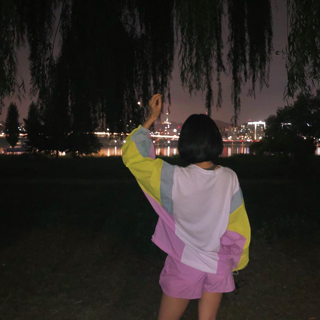 Moonhyunaah's tweet image. 🌙
Tell me where to go
Turn on the radio
Of the city of lights.