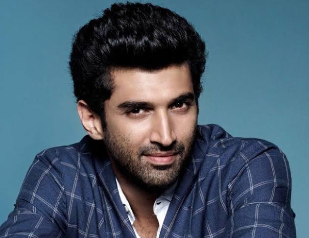Aditya Roy Kapoor & JWLabelled the 'Retro Diva of the New Millenium', she's the most successful actress in Bollywood. He's a passionate art film director who wants her to star in his new project. Amidst idea clashes, media attention, and industry pressure, a love story blooms.