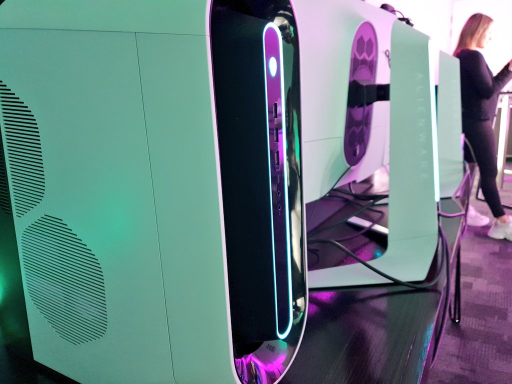 ximOpti's tweet photo. There's still time to enter for a chance to win the BEAUTIFUL @AlienwareOz Aurora R9 😍
Find your way into the #AlienwarePAX VIP Room for a chance to win it! 👽 https://t.co/CCICXcKchO
