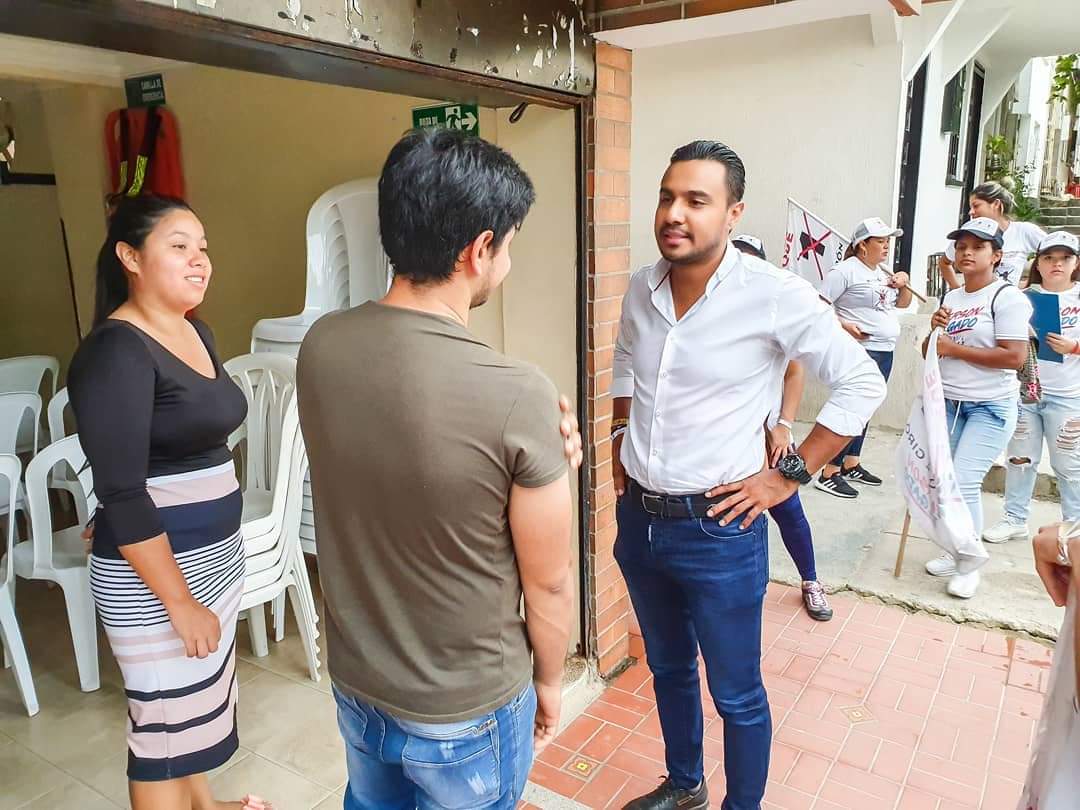 JhersonDelgado's tweet photo. Hoy nos tomamos nuevamente Ciudadela Nuevo Girón, hablando con las familias que nos han abierto la puerta de sus hogares y consolidando esta gran familia de #ConstruyendoPREsente. #VotoAConciencia #PRE1 #JhersonDelgado #ConcejalAmigo https://t.co/OFt9hbpovZ